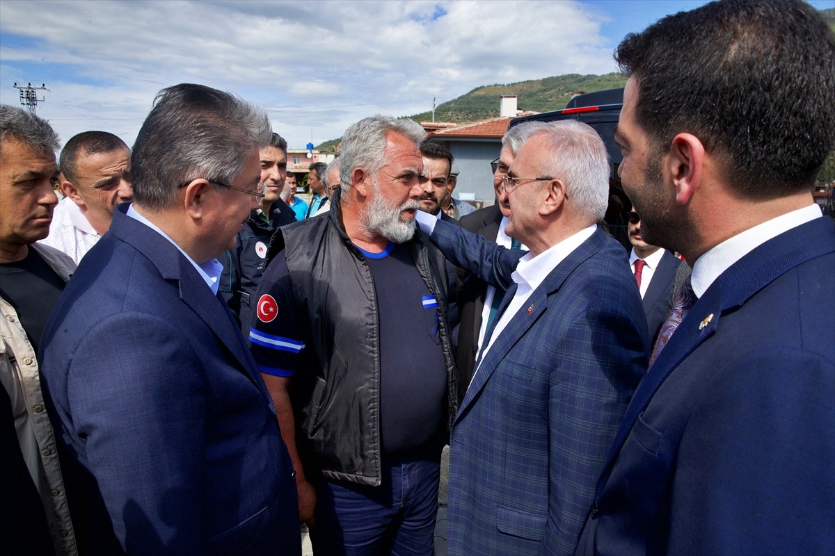 İçişleri Bakan Yardımcısı Münir Karaloğlu (sağ 5), Osmaniye'nin merkeze bağlı Issızca köyüne...