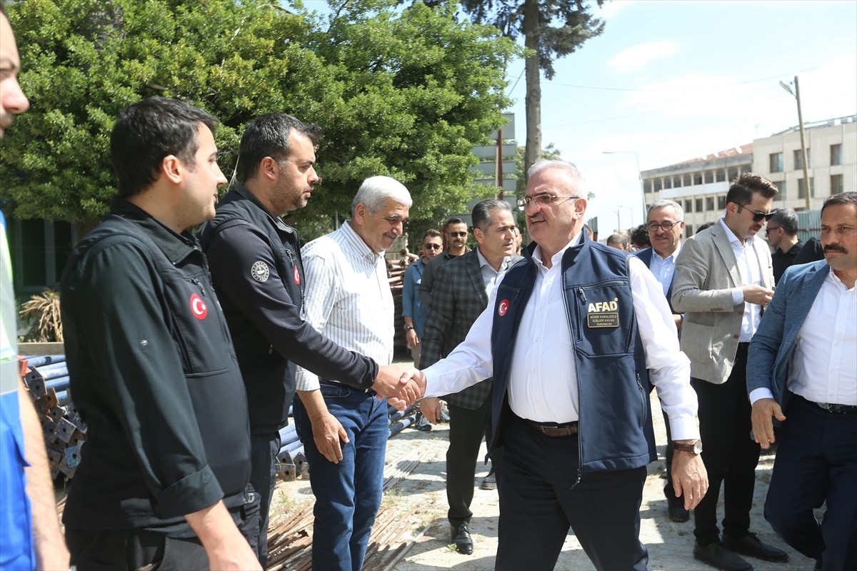 İçişleri Bakan Yardımcısı Münir Karaloğlu (sağda), Hatay'da gerçekleştirdiği ziyaretleri...