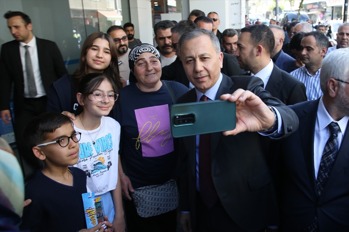 İçişleri Bakanı Ali Yerlikaya (ortada), Adıyaman Valiliği ziyaretinin ardından açıklamada bulundu....