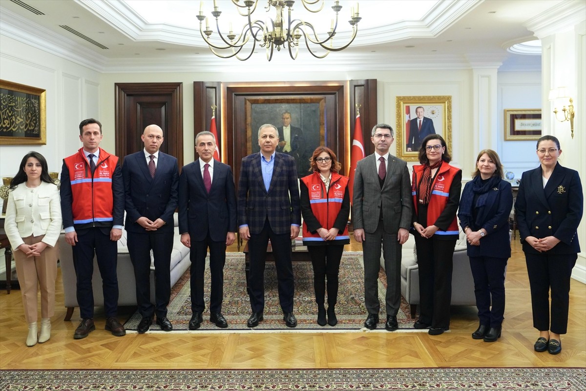 İçişleri Bakanı Ali Yerlikaya (sol 5), Göç İdaresi Başkanı Hüseyin Kök (sol 4) ve çalışma...