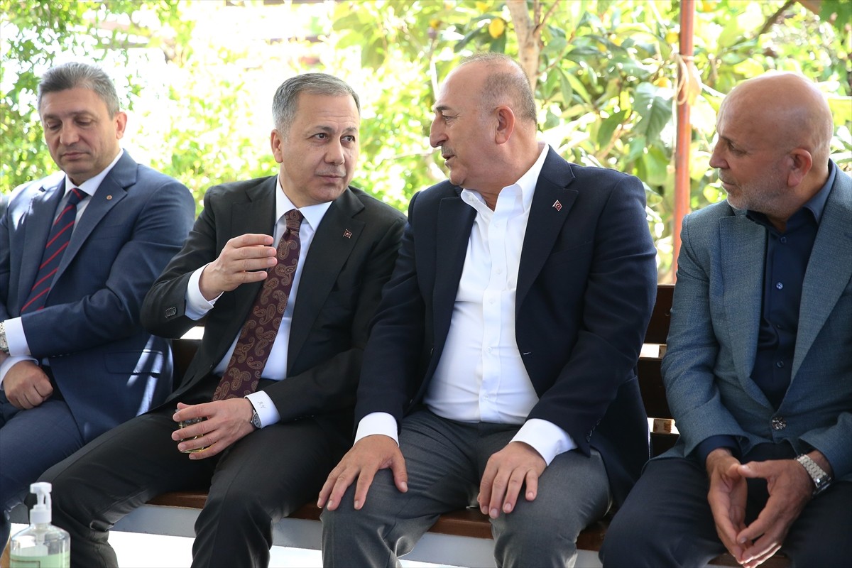 İçişleri Bakanı Ali Yerlikaya (sol2), babası vefat eden eski Dışişleri Bakanı ve AK Parti Antalya...