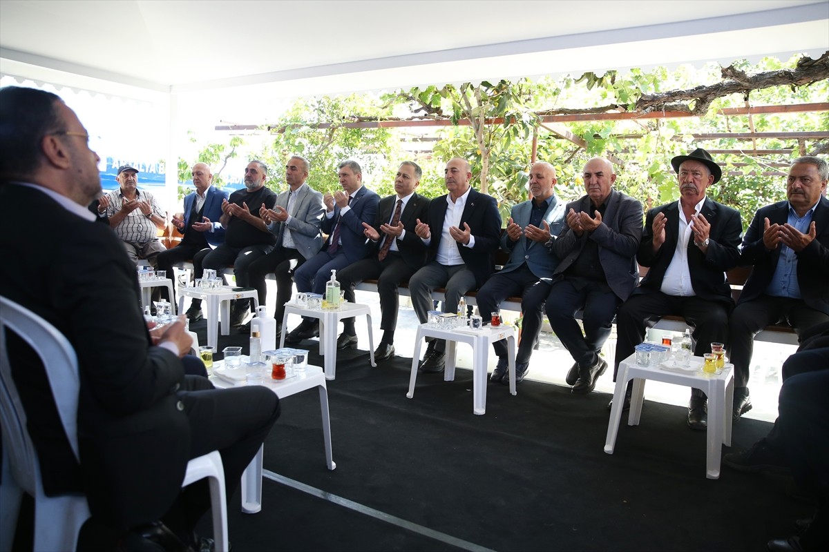 İçişleri Bakanı Ali Yerlikaya (sol2), babası vefat eden eski Dışişleri Bakanı ve AK Parti Antalya...