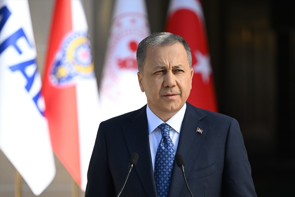 İçişleri Bakanı Ali Yerlikaya, uluslararası suç örgütlerine yönelik eş zamanlı düzenlenen...