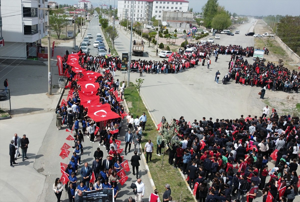 Iğdır'da bir araya gelen yüzlerce öğrenci, Ermeni çeteleri tarafından Doğu Anadolu Bölgesi'nde...