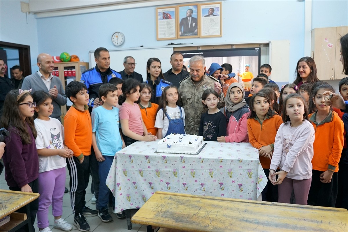 Iğdır İl Emniyet Müdürü Niyazi Turgay (sağda), doğum günü için kendisine mektup yazan, Hüsnü...