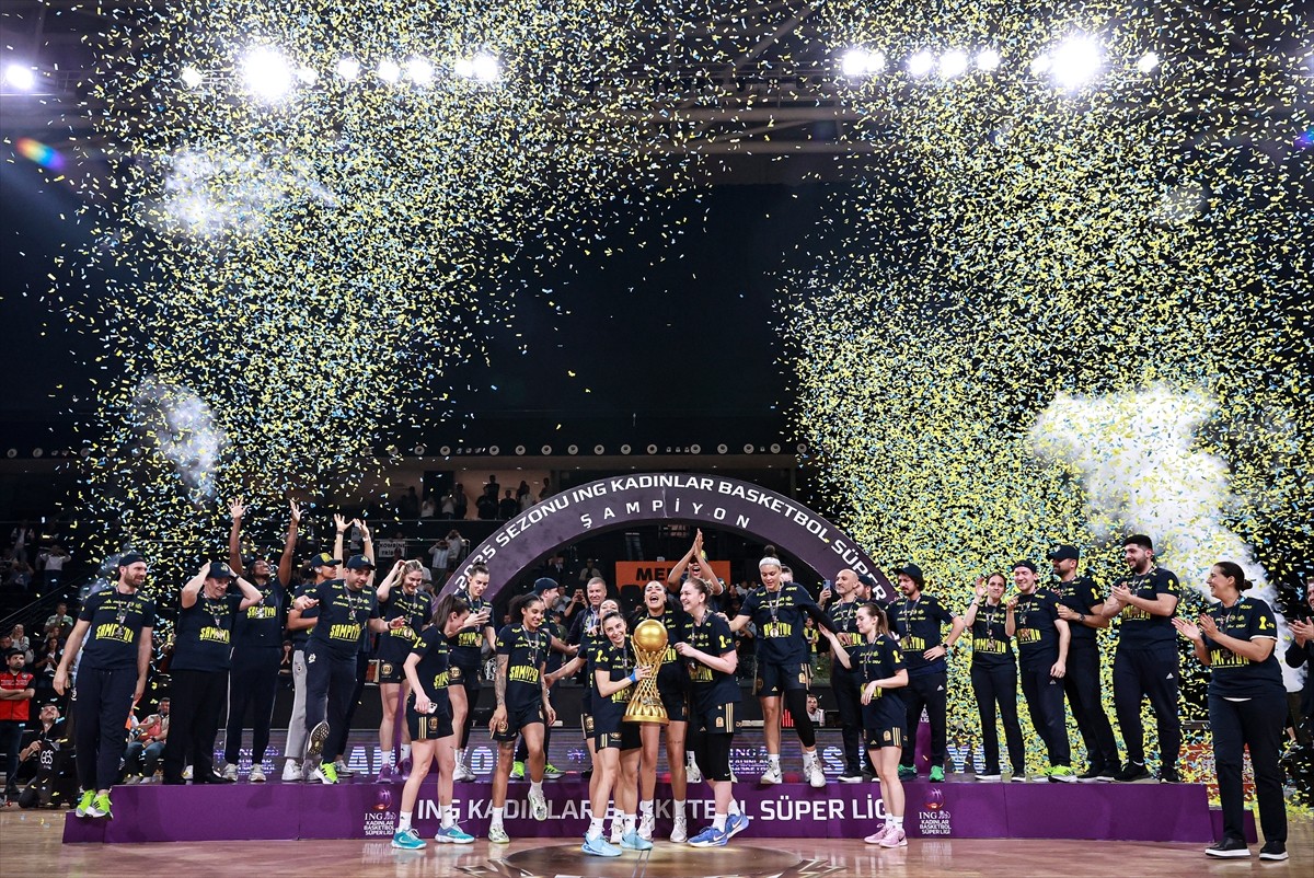 ING Kadınlar Basketbol Süper Ligi play-off serisi 3. maçında ÇİMSA ÇBK Mersin'i 79-78 yenerek...
