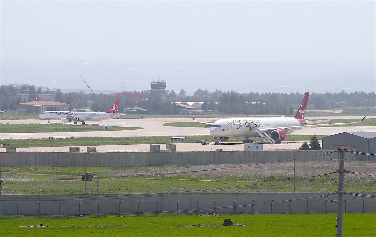  İngiltere'nin başkenti Londra'dan Hindistan'a giderken bir yolcunun rahatsızlanması üzerine...