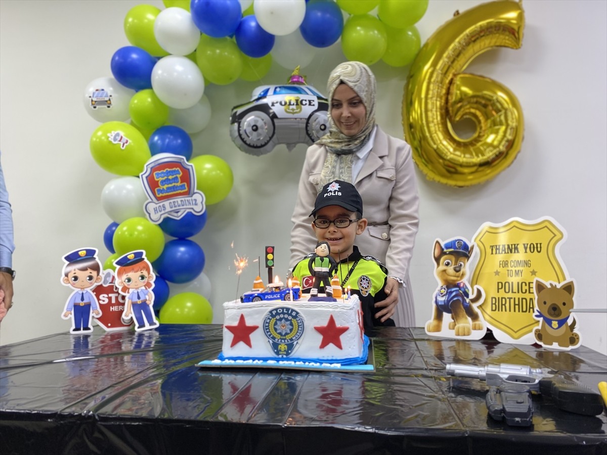 Isparta'da şehit uzman çavuş Halil Şahin'in 6 yaşındaki oğlu için trafik polisi temalı doğum günü...