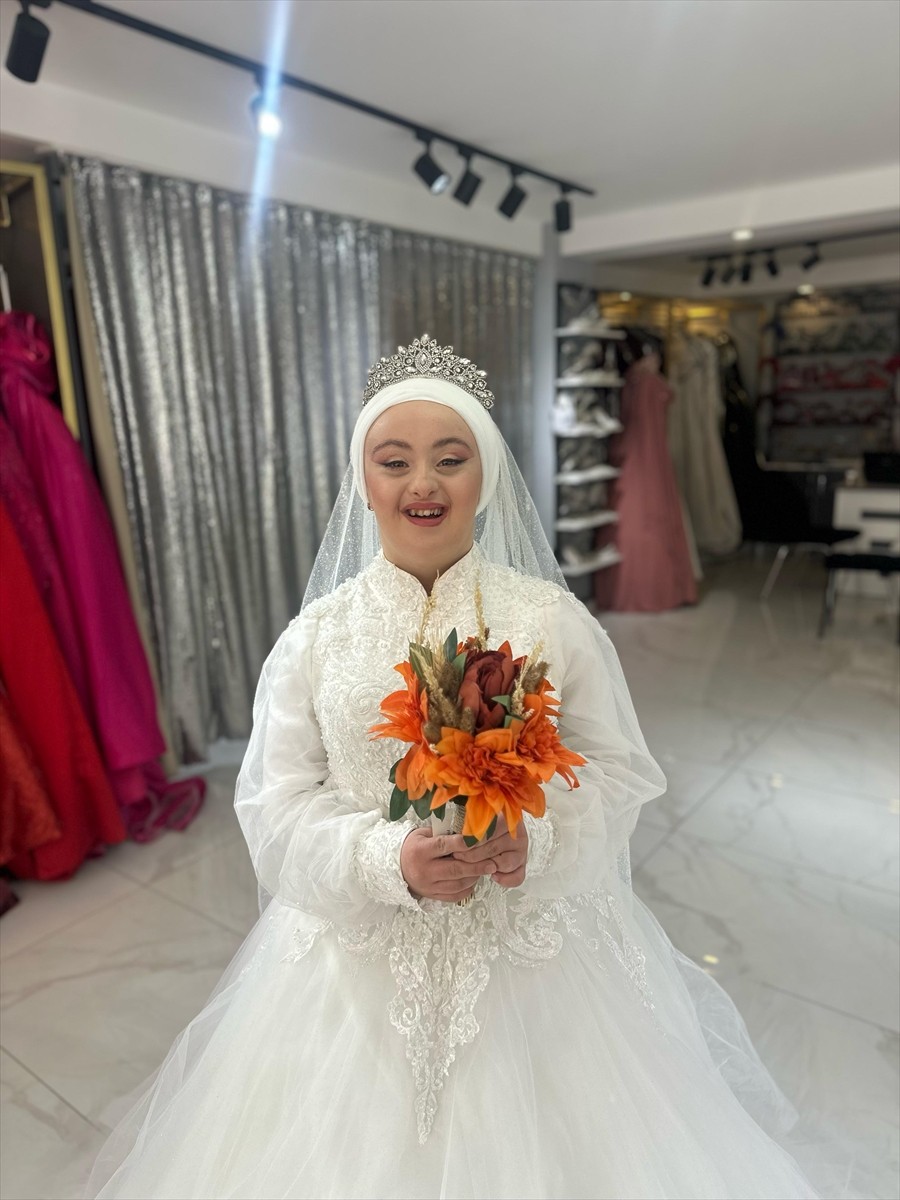 Isparta'nın Şarkikaraağaç ilçesinde gelinlik giyme hayali kuran down sendromlu Rabia Kunt için...