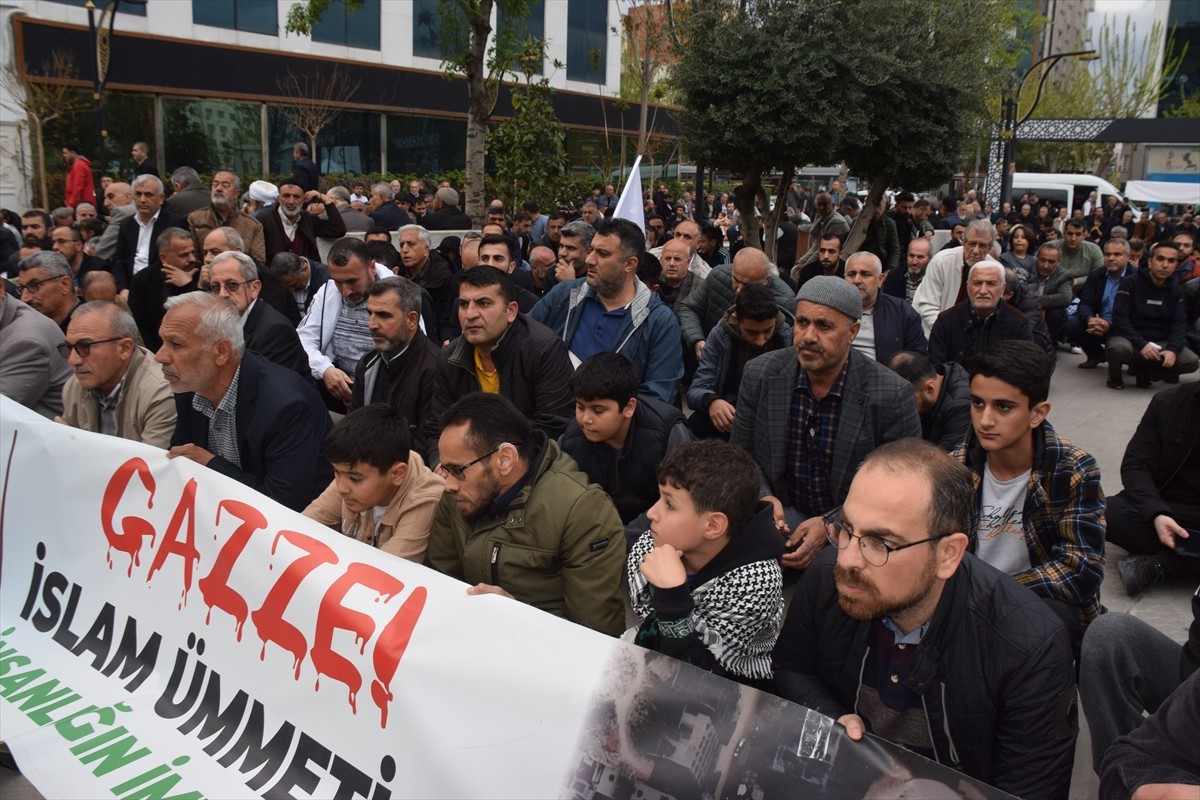 İsrail'in Gazze'ye saldırıları Batman'da düzenlenen oturma eylemi ile protesto edildi. Atatürk...