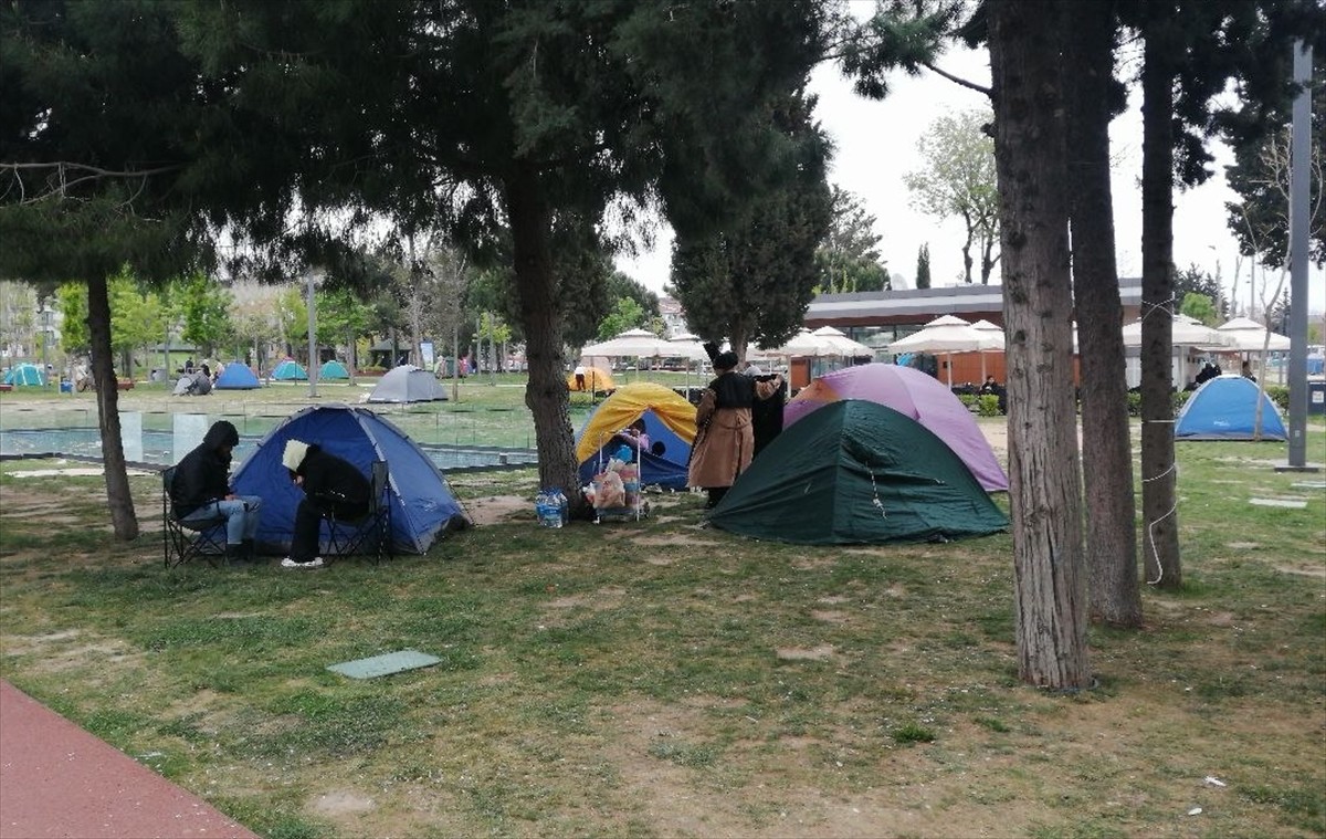 İstanbul'da dün meydana gelen depremin ardından bazı vatandaşlar, geceyi millet bahçeleri...