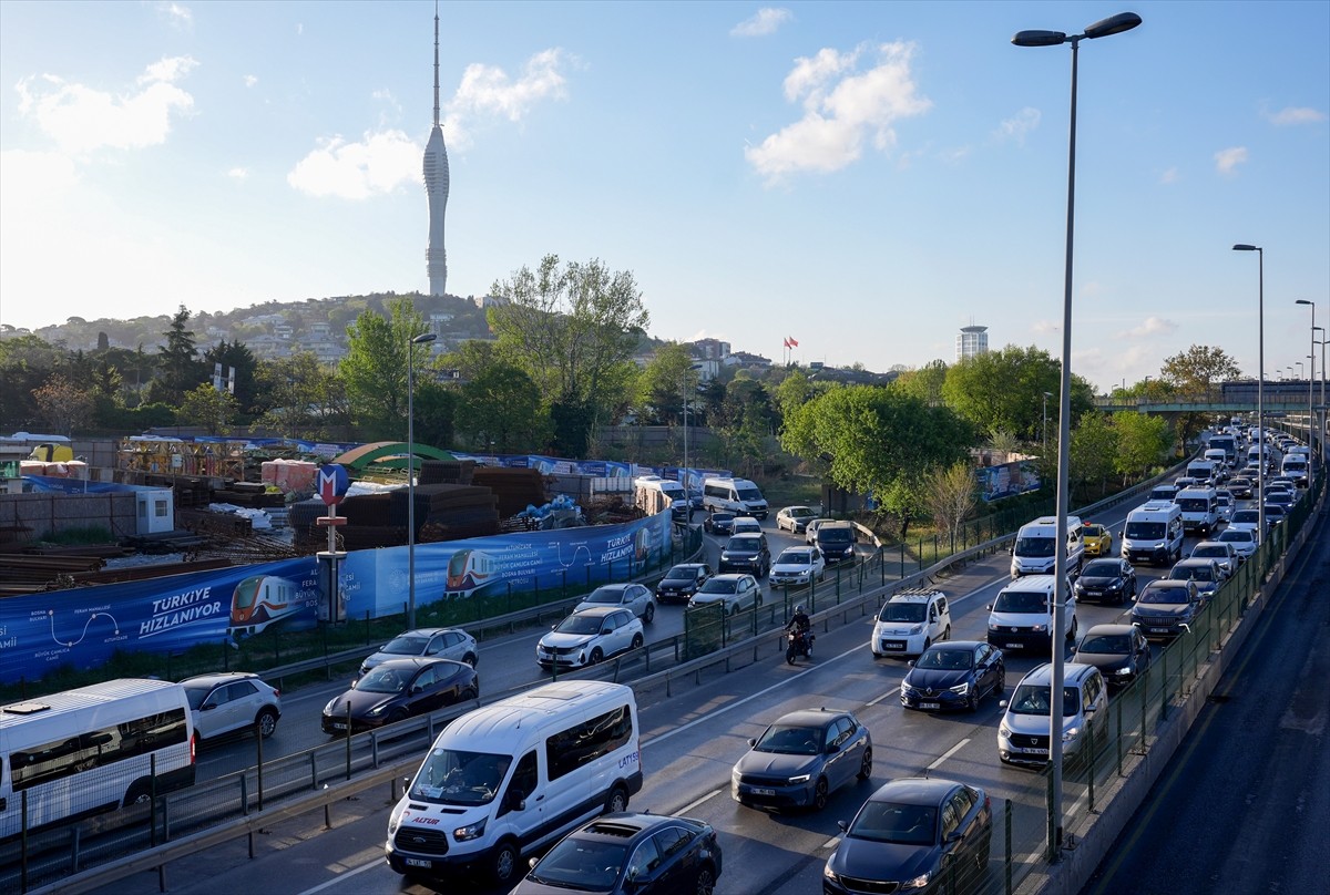 İstanbul'da haftanın ilk iş gününde bazı bölgelerde yaşanan trafik yoğunluğu nedeniyle araçlar...