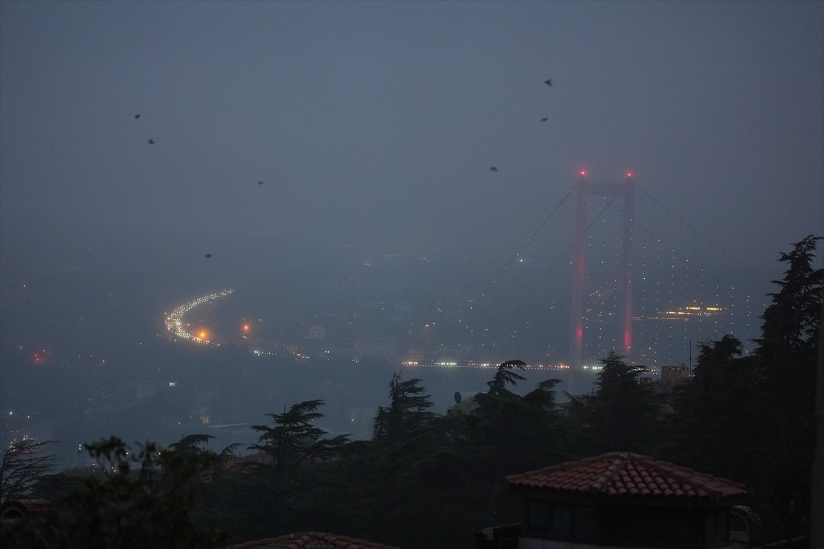 İstanbul'da hava sıcaklığının düşmesiyle etkili olan sis, 15 Temmuz Şehitler Köprüsü ve boğaz...
