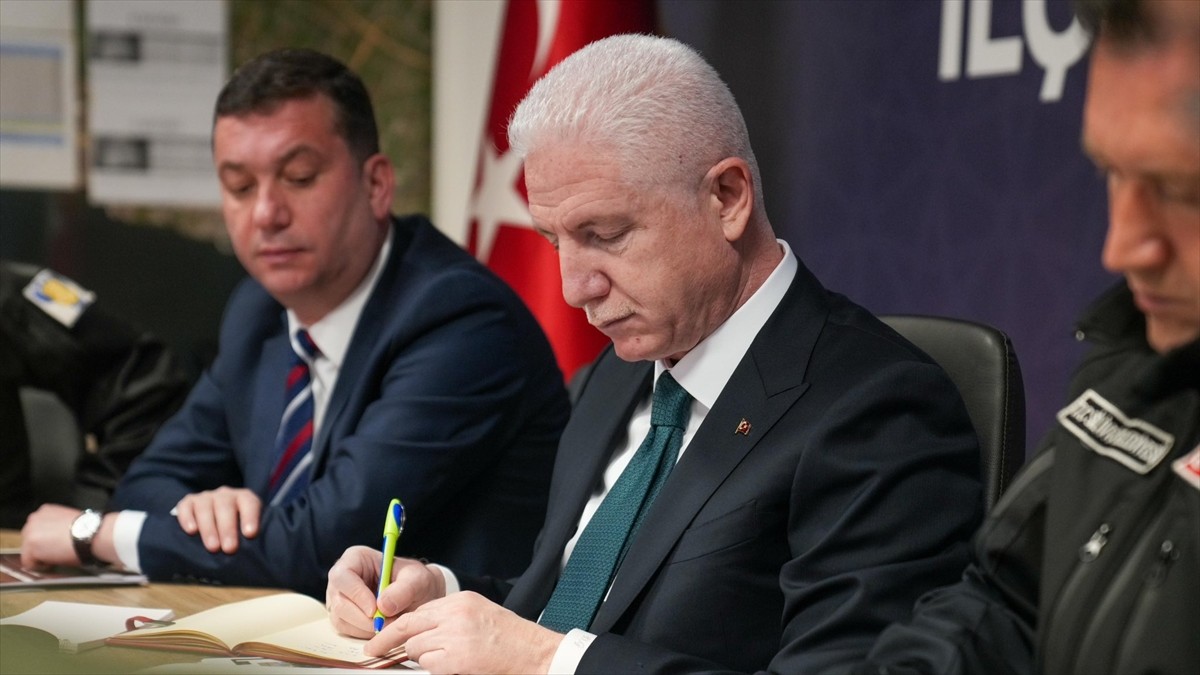 İstanbul'da, Marmara Denizi Silivri açıklarında meydana gelen 6,2 büyüklüğündeki deprem...