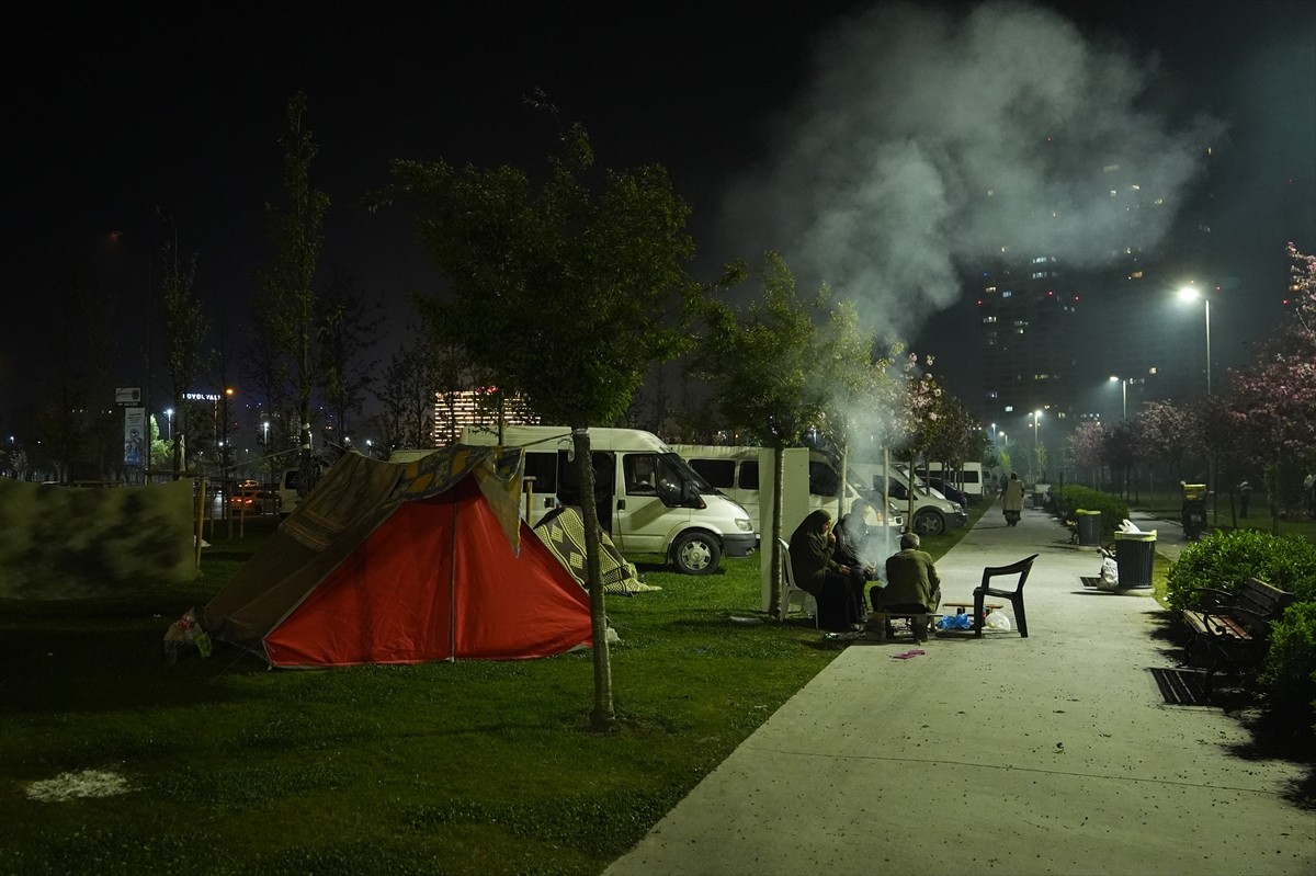 İstanbul'da meydana gelen depremin ardından evlerine girmek istemeyen bazı vatandaşlar, bu geceyi...
