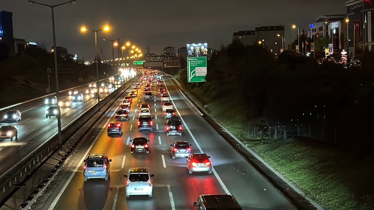 İstanbul'da meydana gelen depremlerin ardından kentten ayrılanlar, şehrin çıkış noktalarında...
