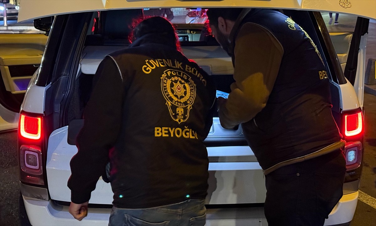 İstanbul'da polis ekiplerince "huzur" uygulaması gerçekleştirildi. Uygulama noktalarında...