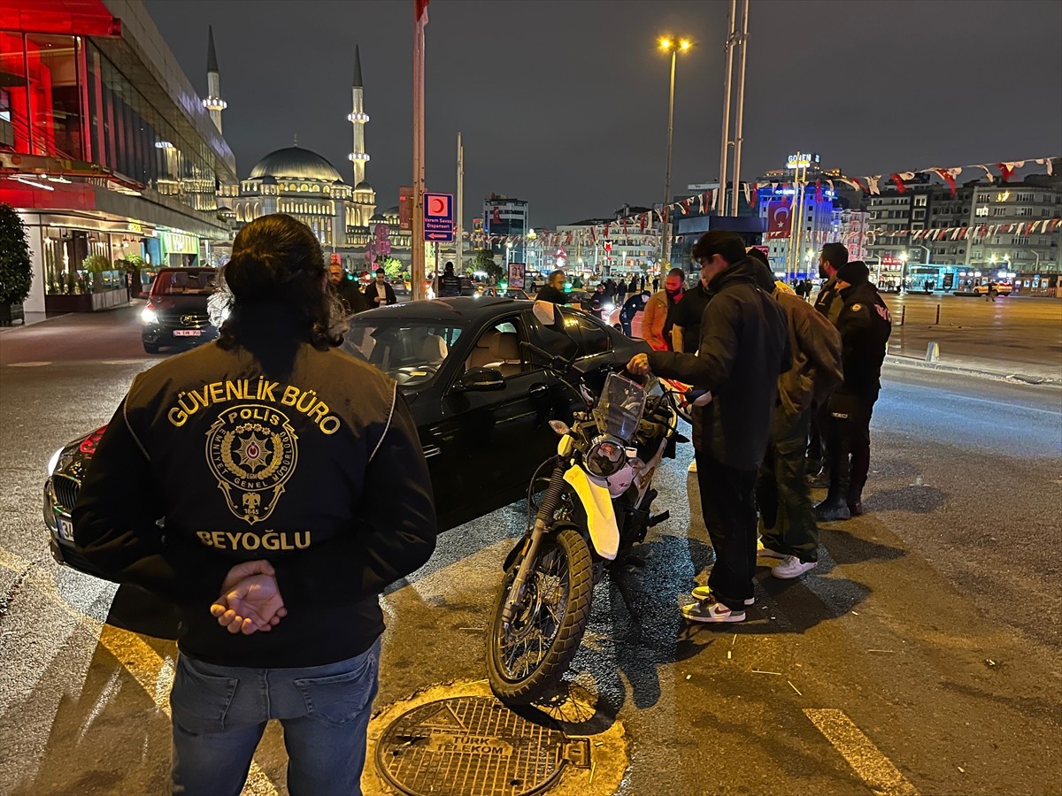 İstanbul'da polis ekiplerince "huzur" uygulaması gerçekleştirildi. Uygulama noktalarında...