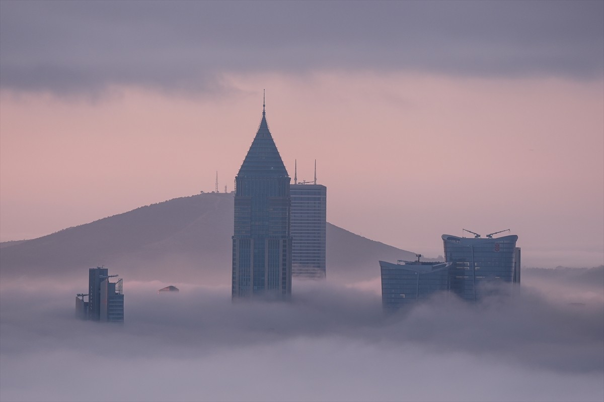İstanbul'da sis, sabah saatlerinde Ataşehir ve çevresinde etkili oldu.