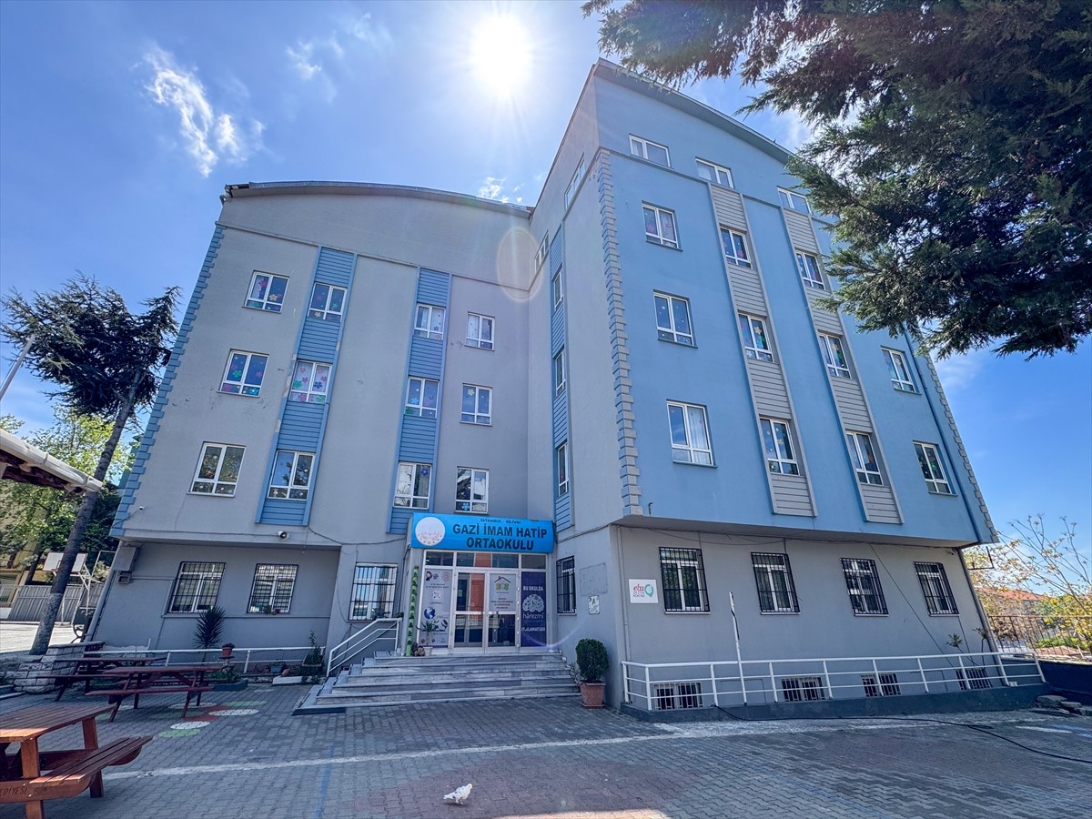 İstanbul'da yaşanan 6,2 büyüklüğündeki depremin ardından yapılan denetimlerde hasar gören 4 okul...