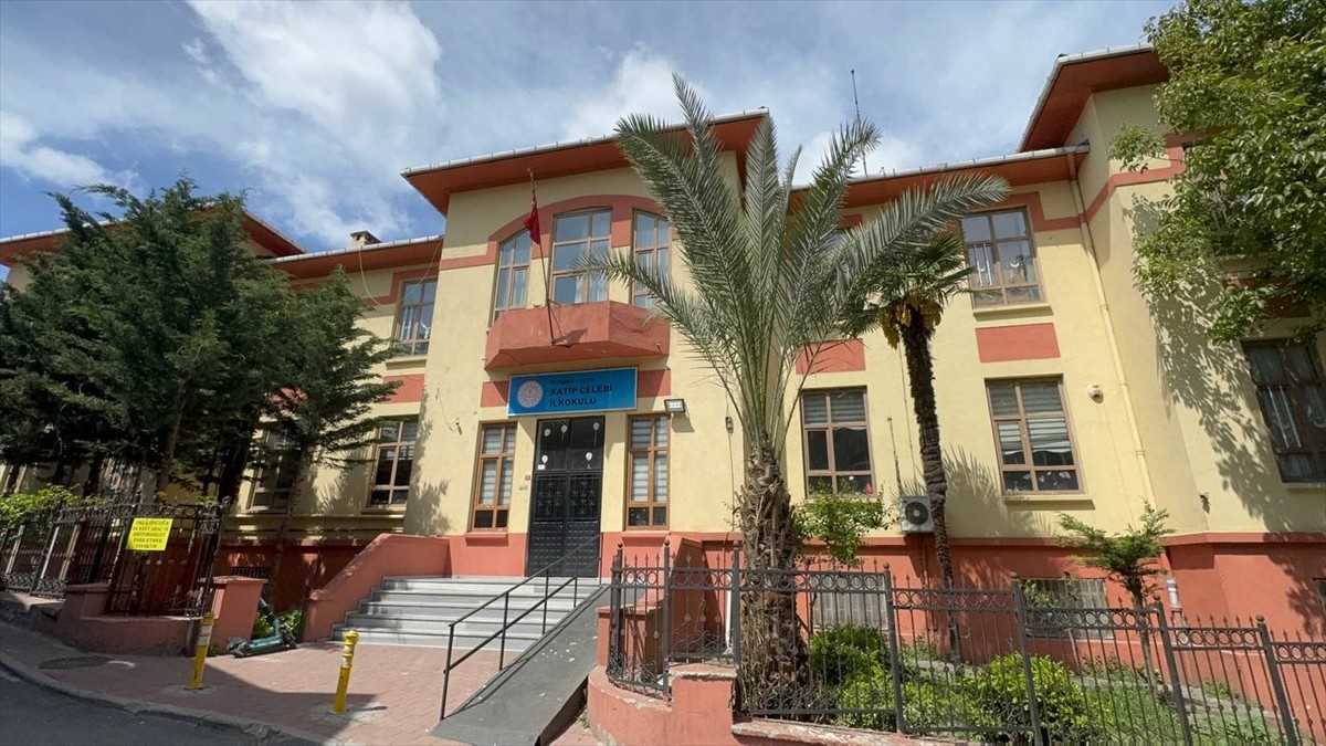 İstanbul'da yaşanan 6,2 büyüklüğündeki depremin ardından yapılan denetimlerde hasar gören 4 okul...