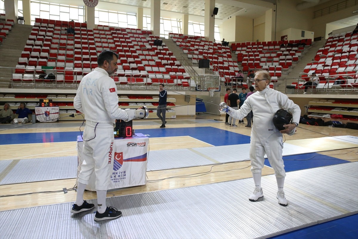 İstanbul'da yaşayan 73 yaşındaki Mahmut Mete Gür, 50 yıl önce tanıştığı eskrime olan tutkusunu...