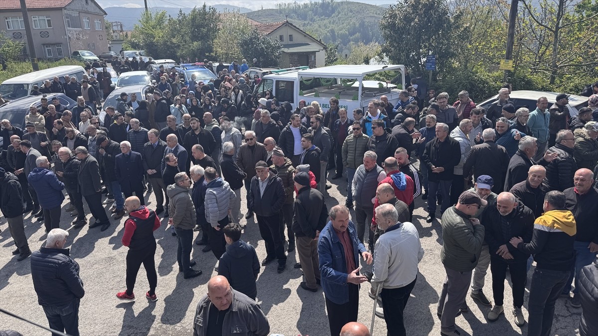 İstanbul'un Pendik ilçesinde gişelerde bekleyen tıra arkadan çarpan otomobilde hayatını kaybeden...