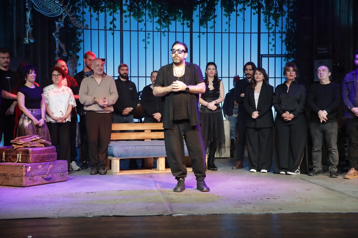 İstanbul Büyükşehir Belediyesi (İBB) Şehir Tiyatroları tarafından sahnelenen "Yoldan Çıkan Oyun"...