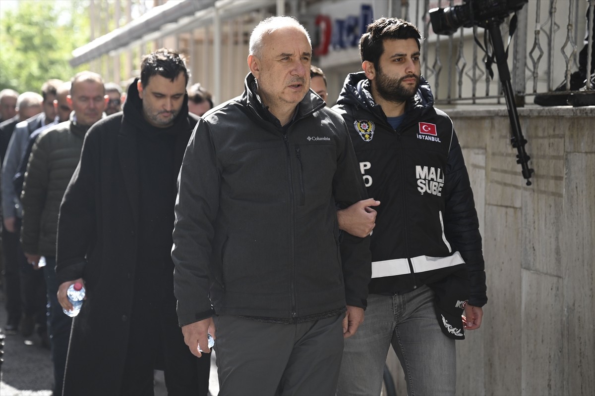 İstanbul Büyükşehir Belediyesine (İBB) yönelik yolsuzluk soruşturması kapsamında 3 ilde düzenlenen...