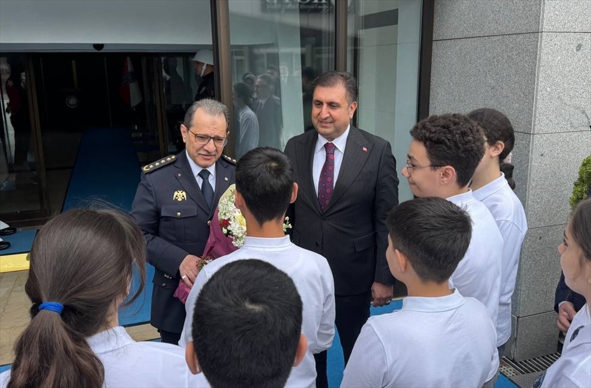 İstanbul İl Milli Eğitim Müdürü Murat Mücahit Yentür ve beraberindeki öğrenciler, "Polis Haftası"...