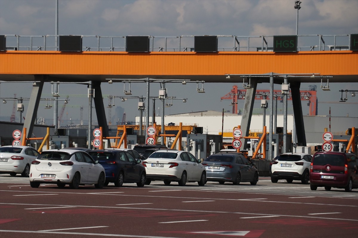 İstanbul-İzmir Otoyolu ile Osmangazi Köprüsü'nde tatilcilerin dönüşe geçmesiyle akıcı yoğunluk...