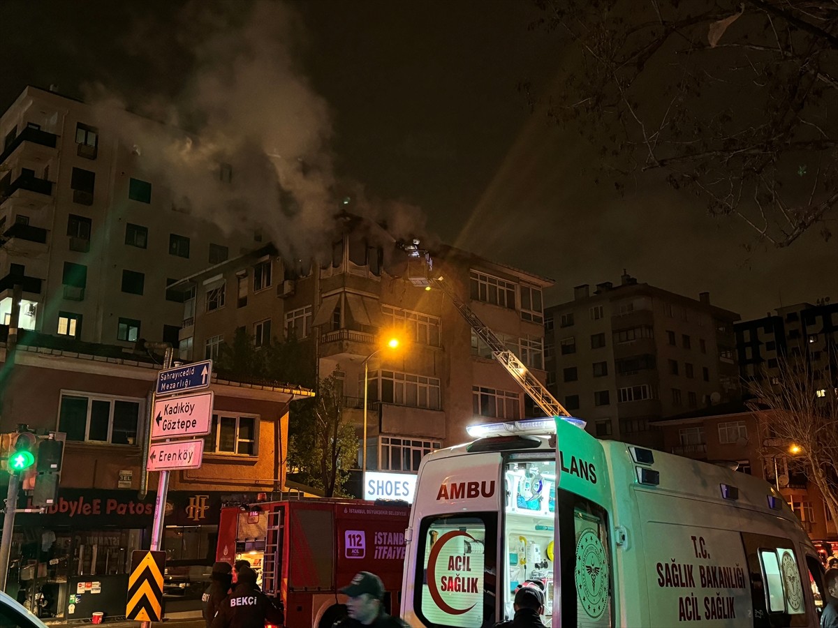 İstanbul Kadıköy’de bir apartmanın üst katında çıkan yangın itfaiye ekiplerince söndürüldü....