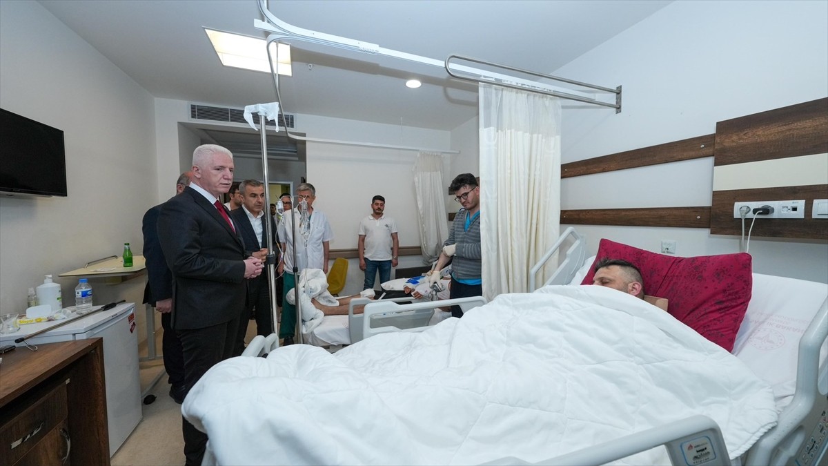 İstanbul Valisi Davut Gül, Marmara Denizi Silivri açıklarında meydana gelen 6,2 büyüklüğündeki...