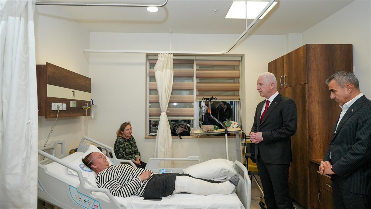 İstanbul Valisi Davut Gül, Marmara Denizi Silivri açıklarında meydana gelen 6,2 büyüklüğündeki...