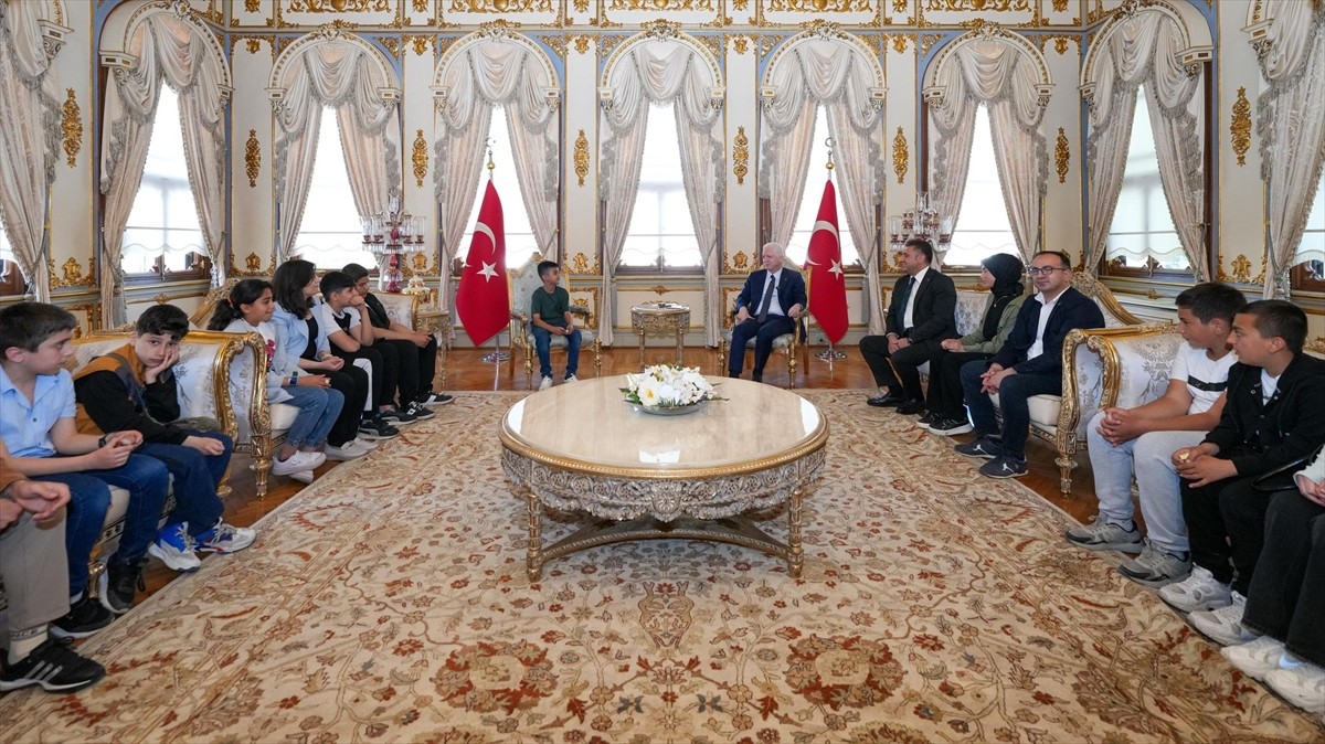 İstanbul Valisi Davut Gül (sağ 6), 23 Nisan Ulusal Egemenlik ve Çocuk Bayramı dolayısıyla 5 ilden...