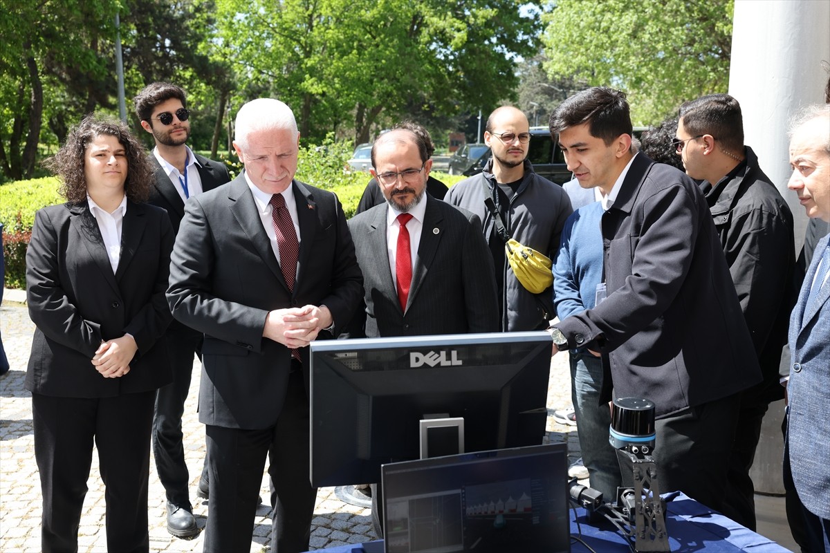İstanbul Valisi Davut Gül (solda), Yıldız Teknik Üniversitesi (YTÜ) Alternatif Enerjili Sistemler...