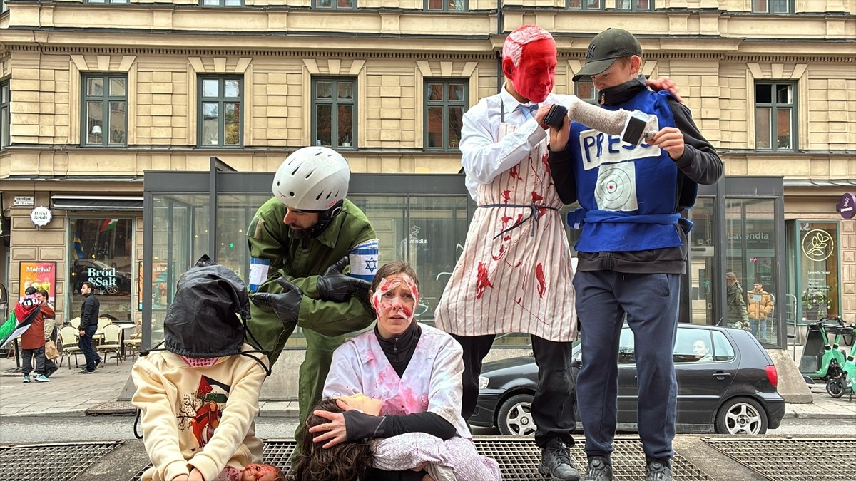 İsveç'in başkenti Stockholm'de yüzlerce kişi, İsrail'in Gazze'ye devam eden saldırılarını protesto...