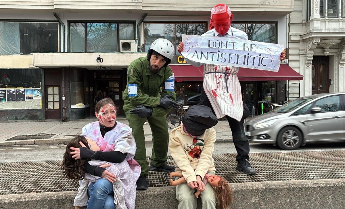 İsveç'in başkenti Stockholm'de yüzlerce kişi, İsrail'in Gazze'ye devam eden saldırılarını protesto...