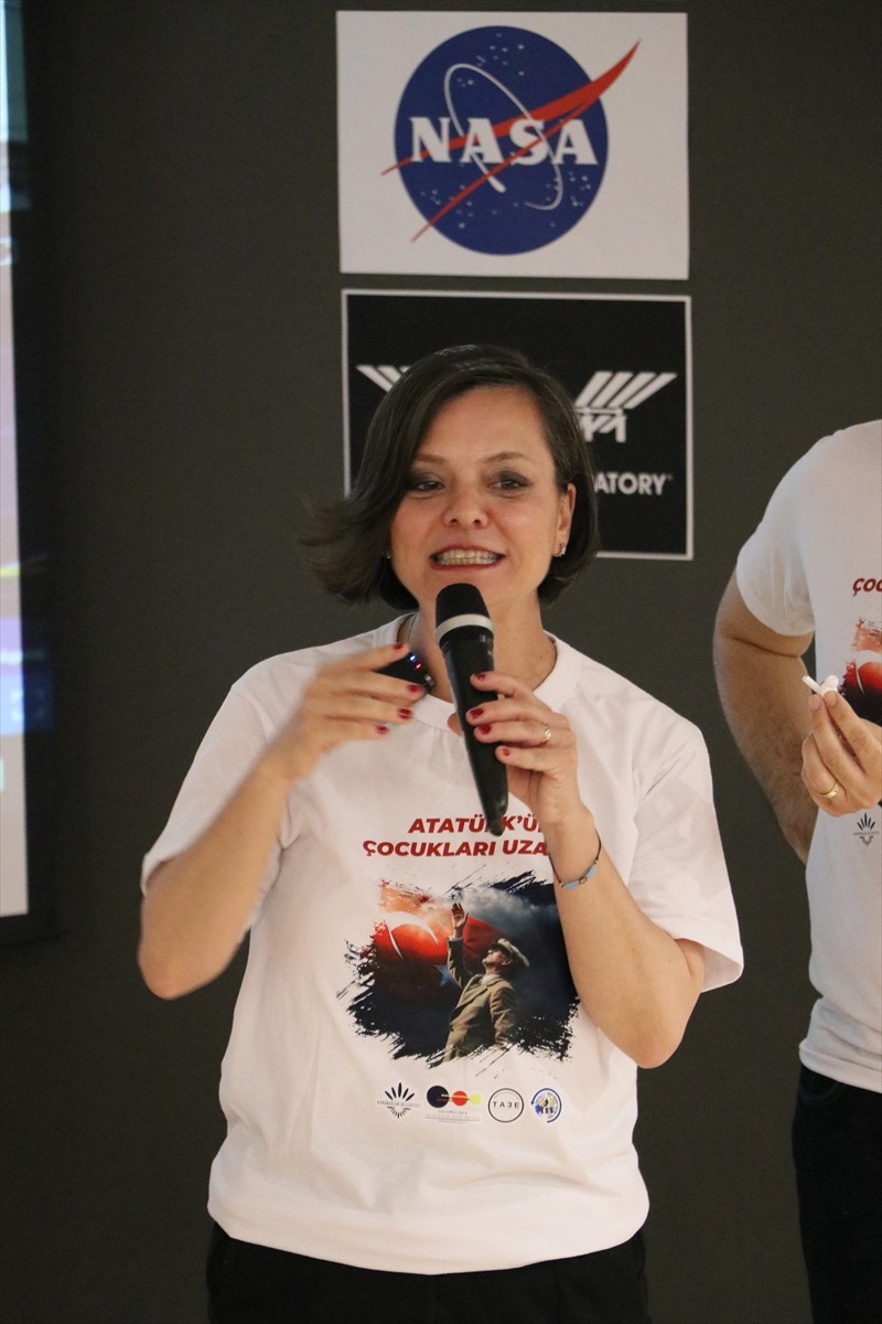 İzmir'de 20 ilkokul öğrencisi, dünya yörüngesindeki Uluslararası Uzay İstasyonu'nda görev yapan...