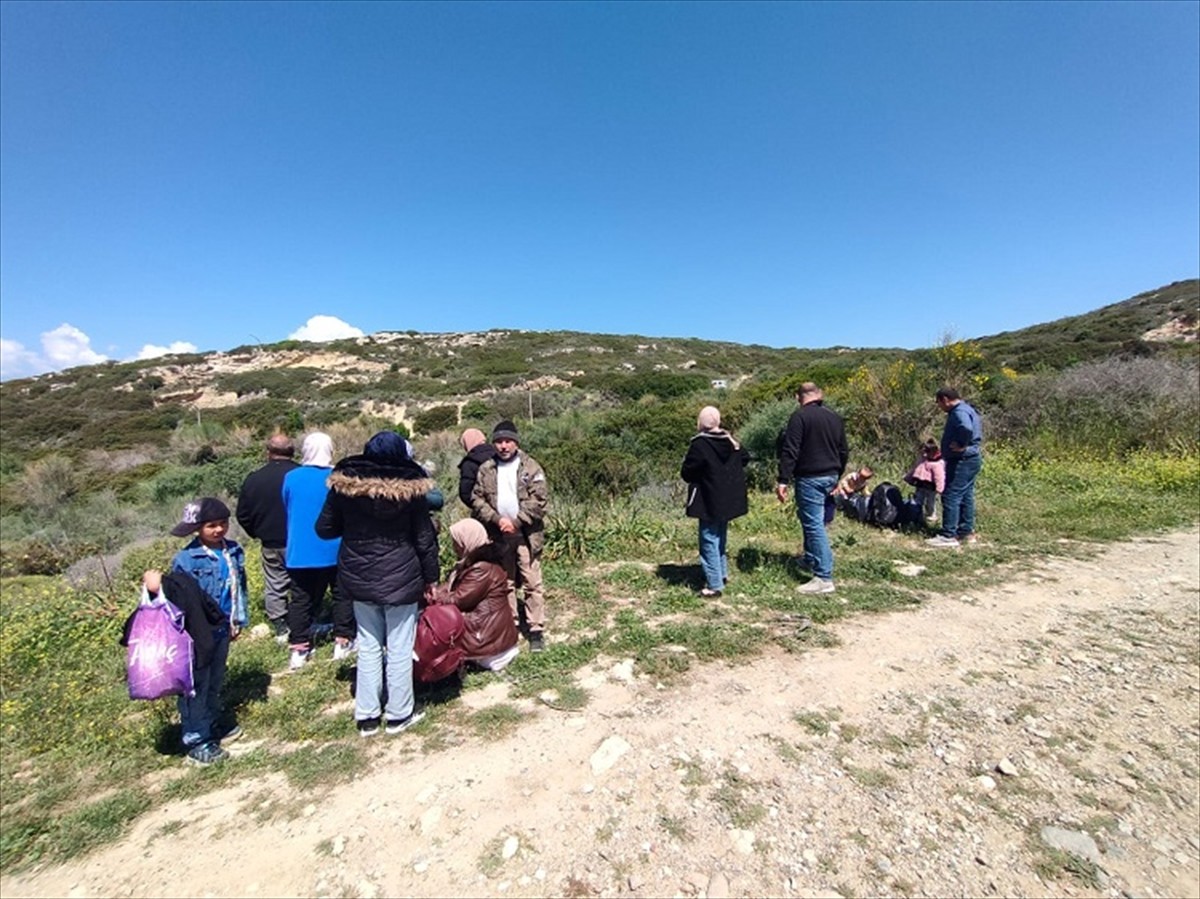 İzmir'de denizde ve karada 74 düzensiz göçmen yakalandı.