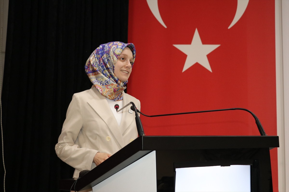 İzmir'de öğrencilerin yasama sürecini deneyimlemesi amacıyla liseler arası meclis simülasyonu...