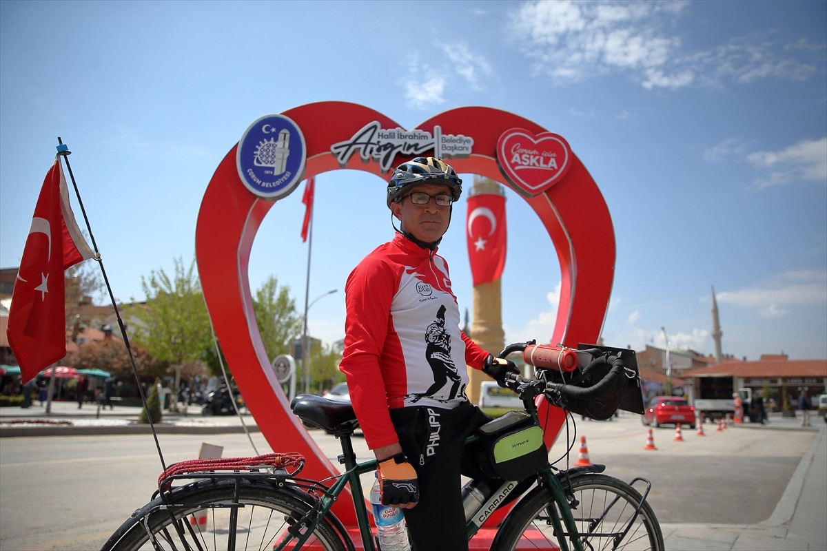 İzmir'de yaşayan ve 2005'ten bu yana şehitler anısına bisiklet yolculuğu yapan Orhan Kotluk, şehit...