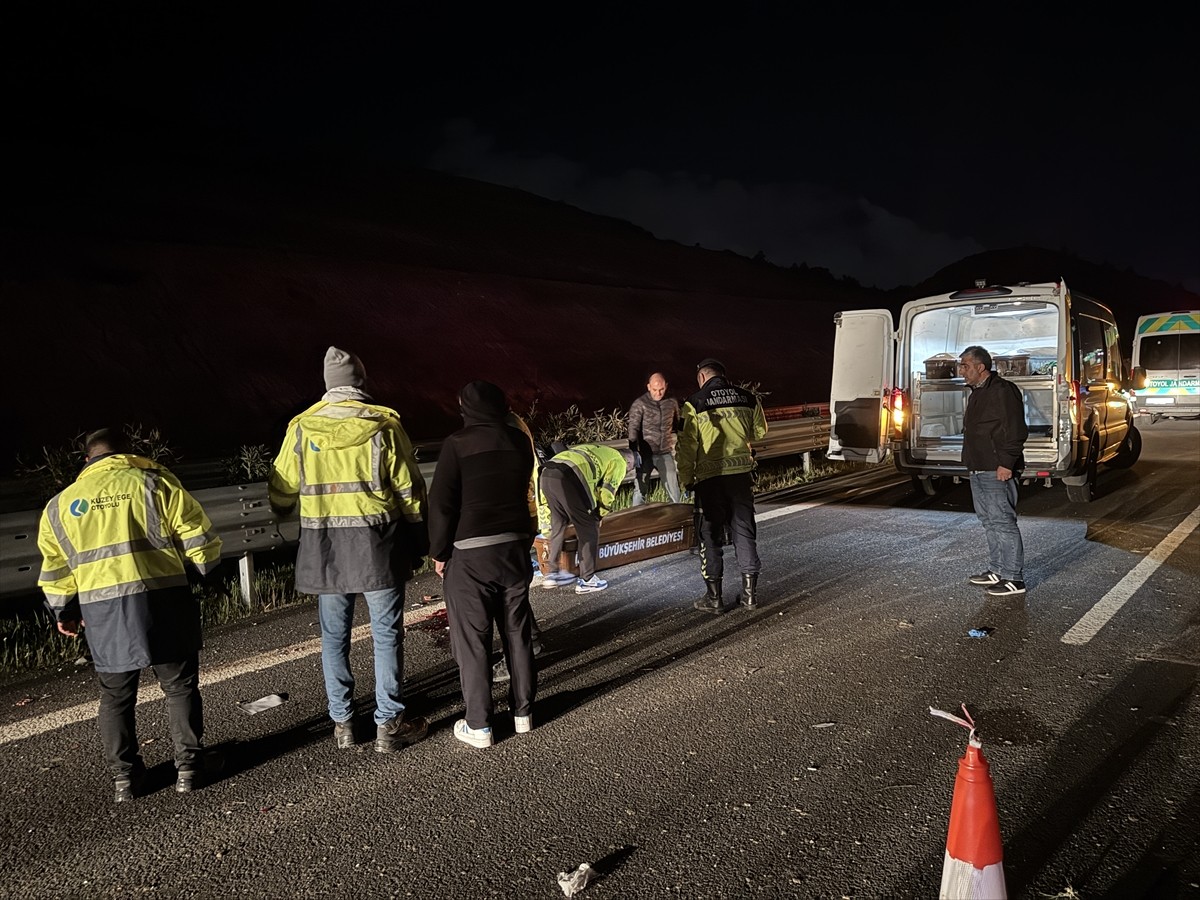İzmir'in Aliağa ilçesinde, minibüsün devrilmesi sonucu 1 kişi hayatını kaybetti, 10 kişi...