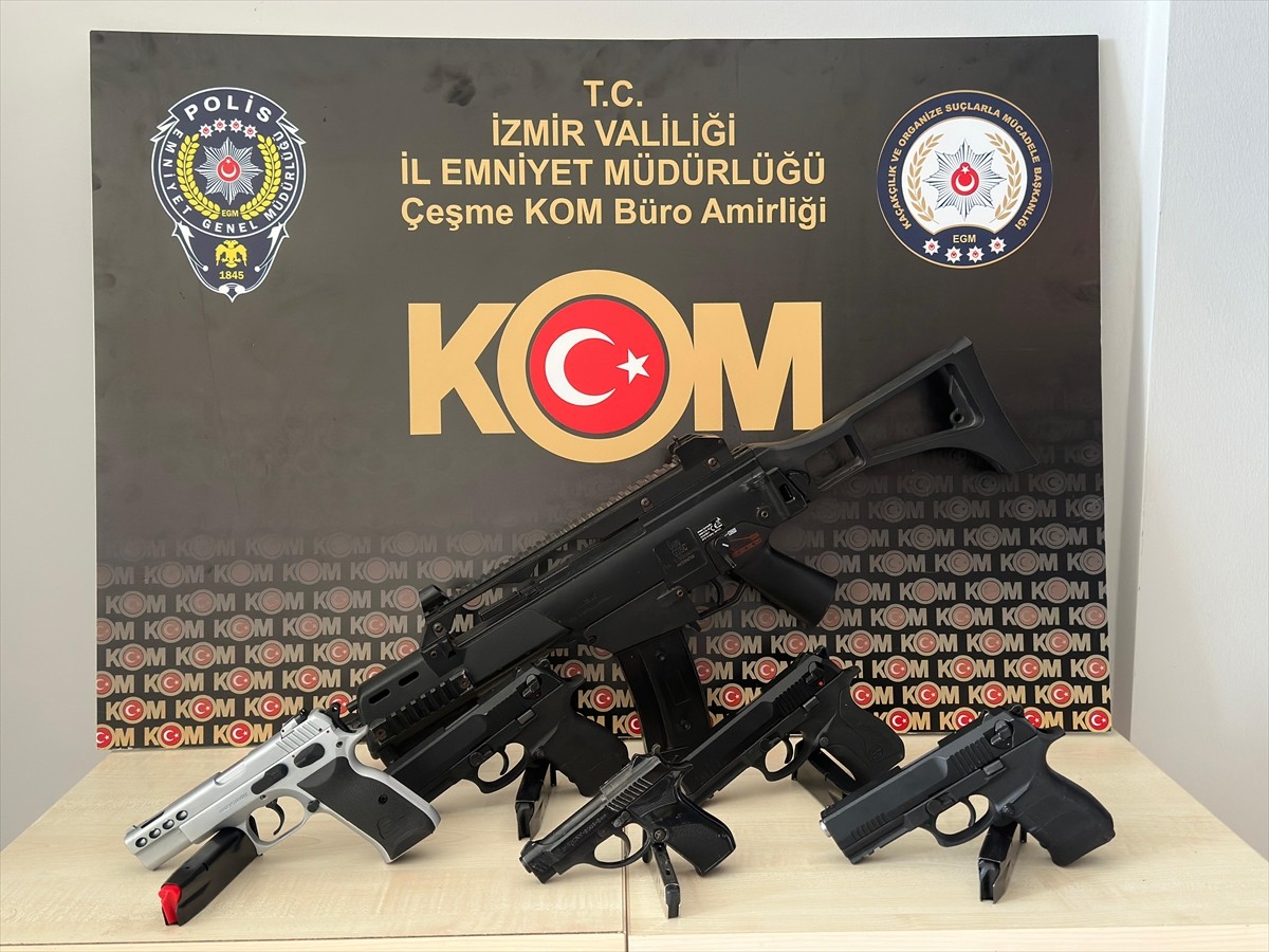 İzmir'in Çeşme ilçesinde suç örgütüne yönelik operasyonda yakalanan 4 şüpheli tutuklandı. Ekipler...