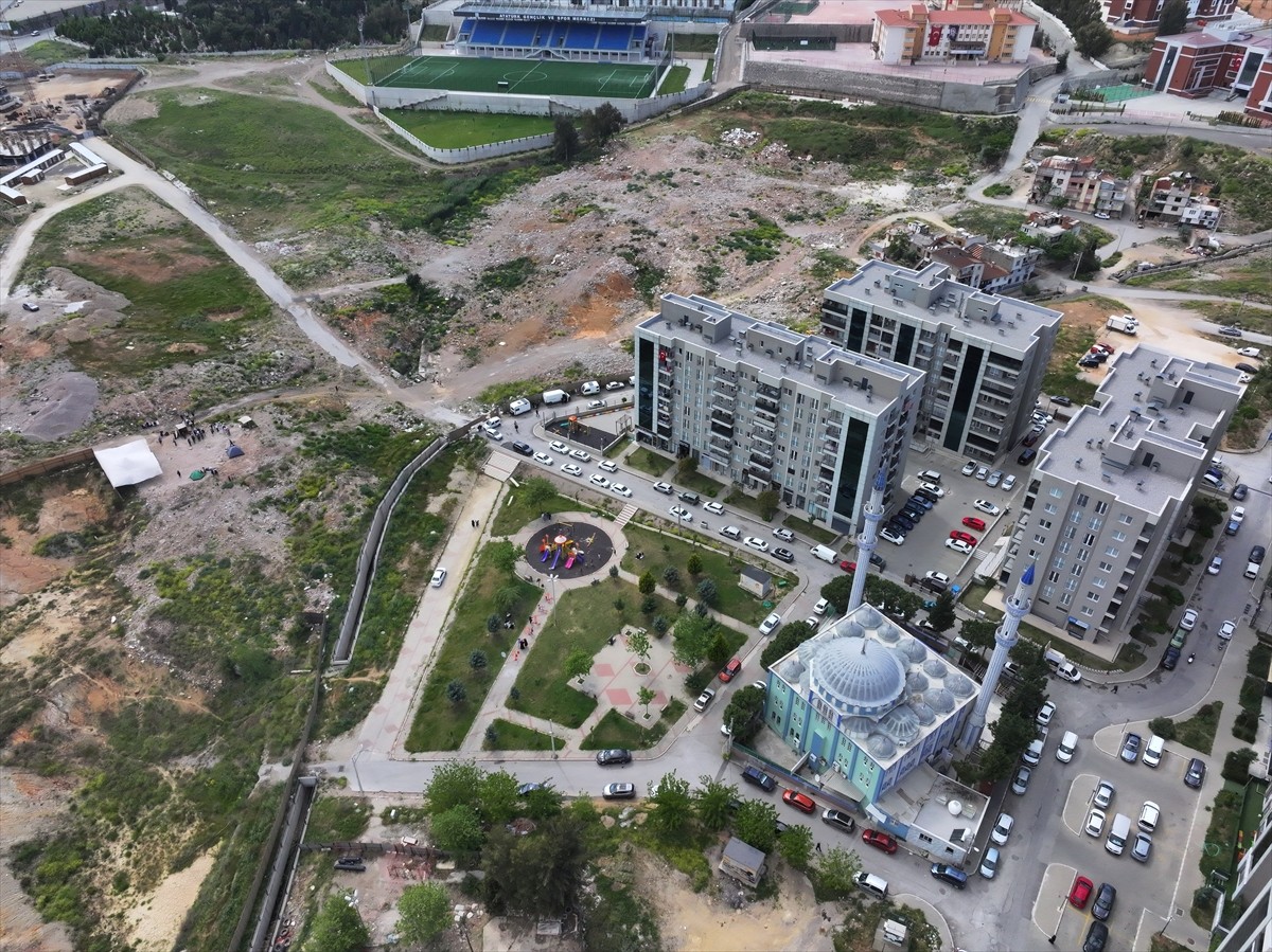 İzmir'in Karabağlar ilçesinde Uzundere Kentsel Dönüşüm Projesi'nin 3 ve 4. etap hak sahipleri...