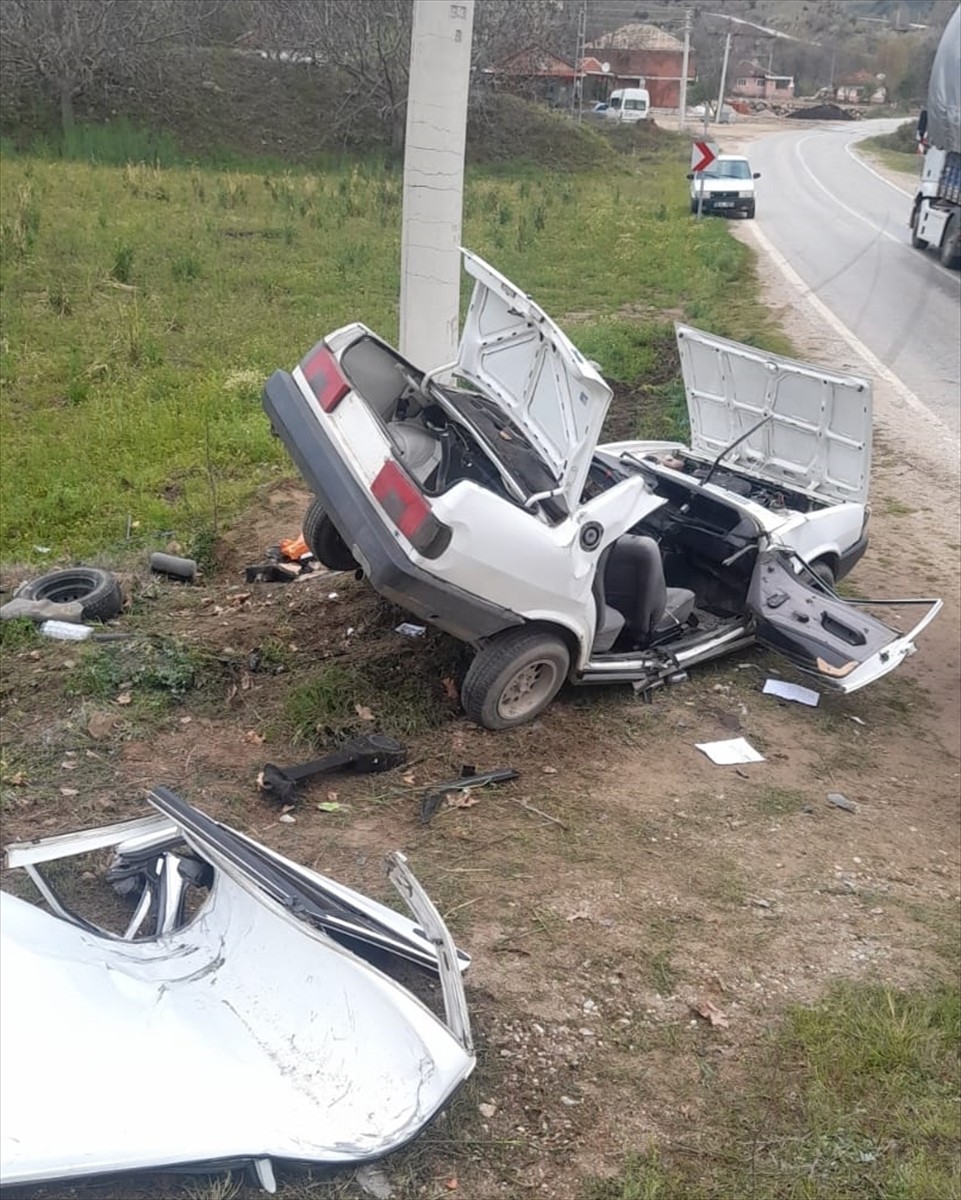 İzmir'in Kiraz ilçesinde otomobilin elektrik direğine çarpması sonucu 2 kişi hayatını...