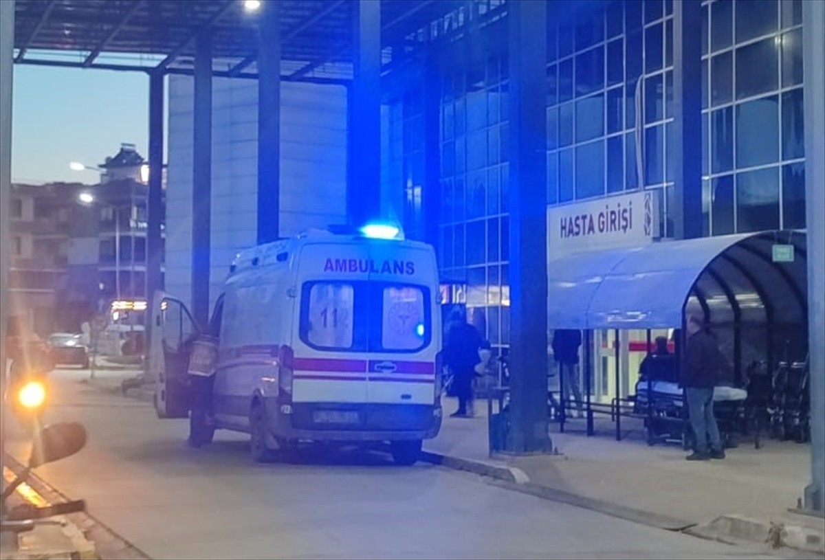 İzmir'in Ödemiş ilçesinde çıkan bıçaklı kavgada bir kişi ağır yaralandı. 