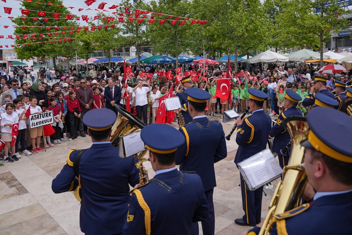 İzmir'in Urla ilçesinde, 23 Nisan Ulusal Egemenlik ve Çocuk Bayramı dolayısıyla Hava Eğitim...