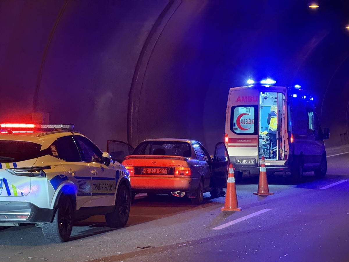 Kahramanmaraş'ın Göksun ilçesinde, tünelde iki otomobilin çarpıştığı trafik kazasında 7 kişi...