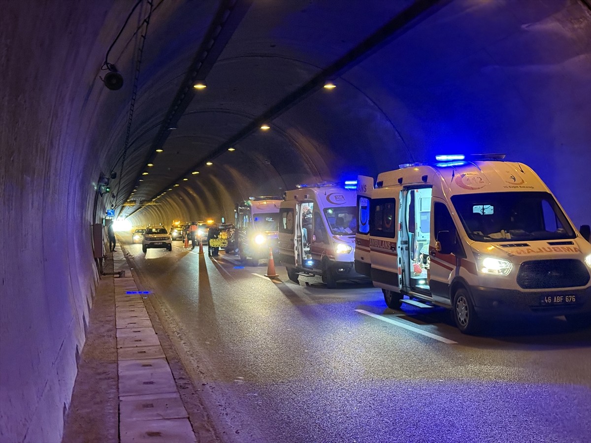 Kahramanmaraş'ın Göksun ilçesinde, tünelde iki otomobilin çarpıştığı trafik kazasında 7 kişi...